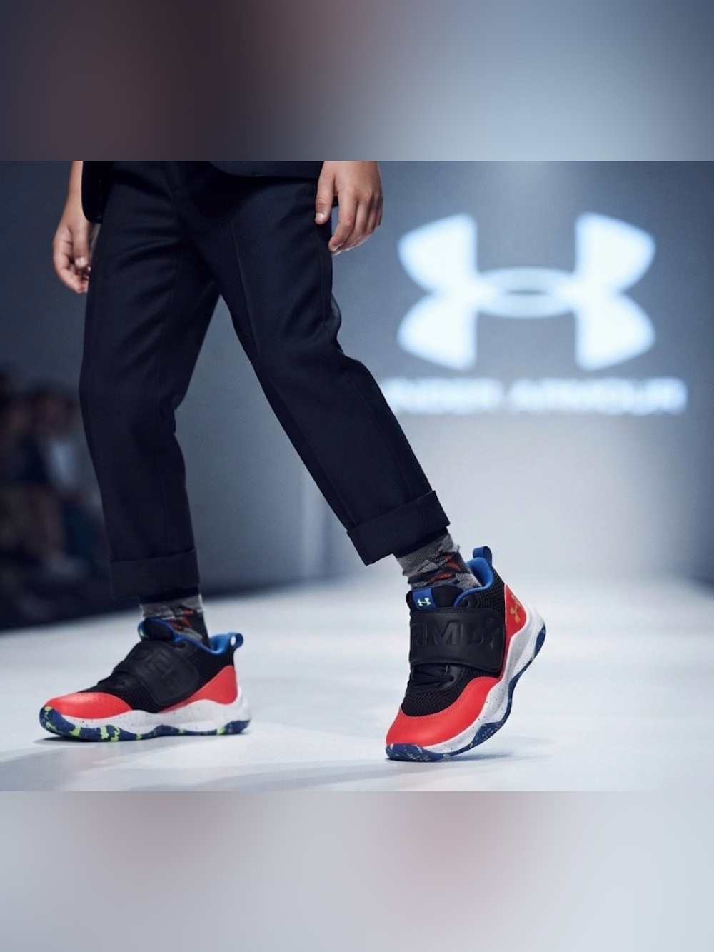 New authentic Under Armour boys signature sneakers sz 6 display